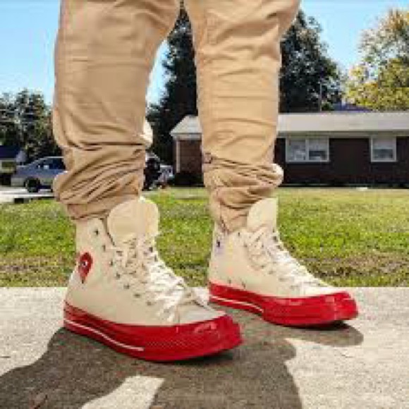 High-Top Sneakers with Red Heart Design - Picture 2 of 12